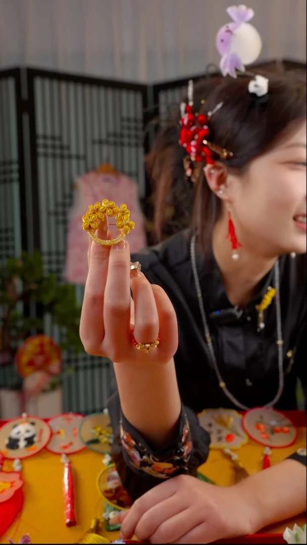 刺绣过****去非遗绒花饰品