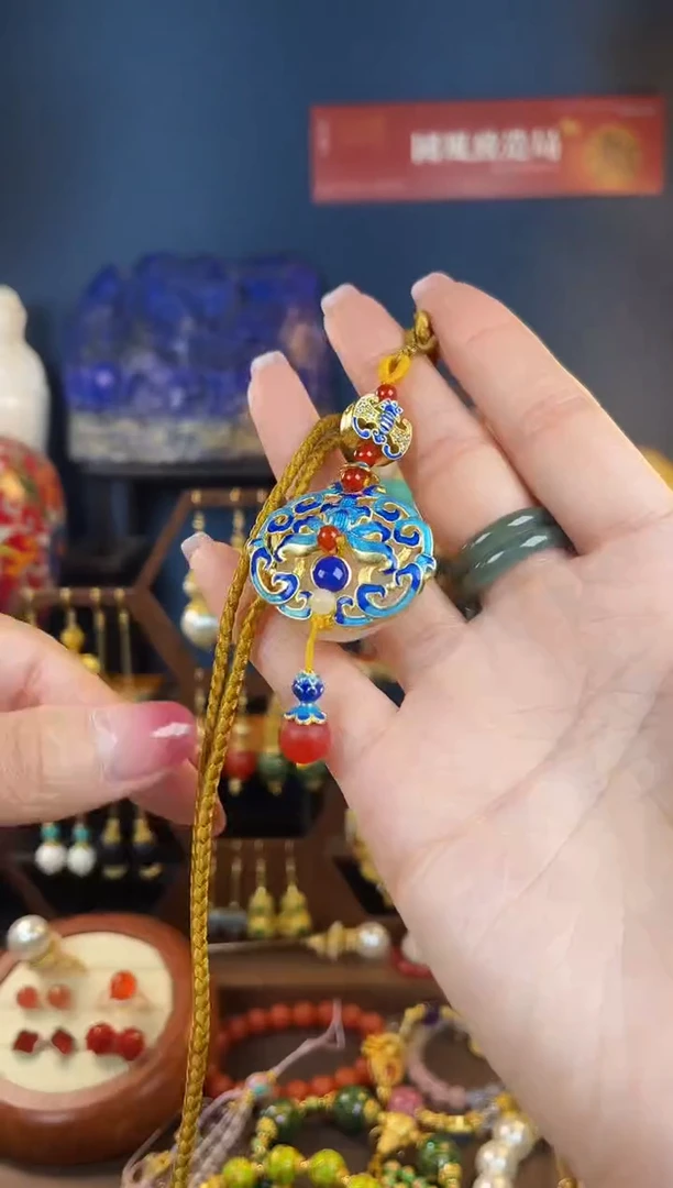 蓝色团秀珐琅吊坠