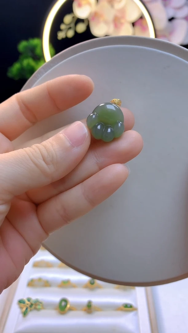 和田玉18K金镶嵌吊坠(赠链)猫爪