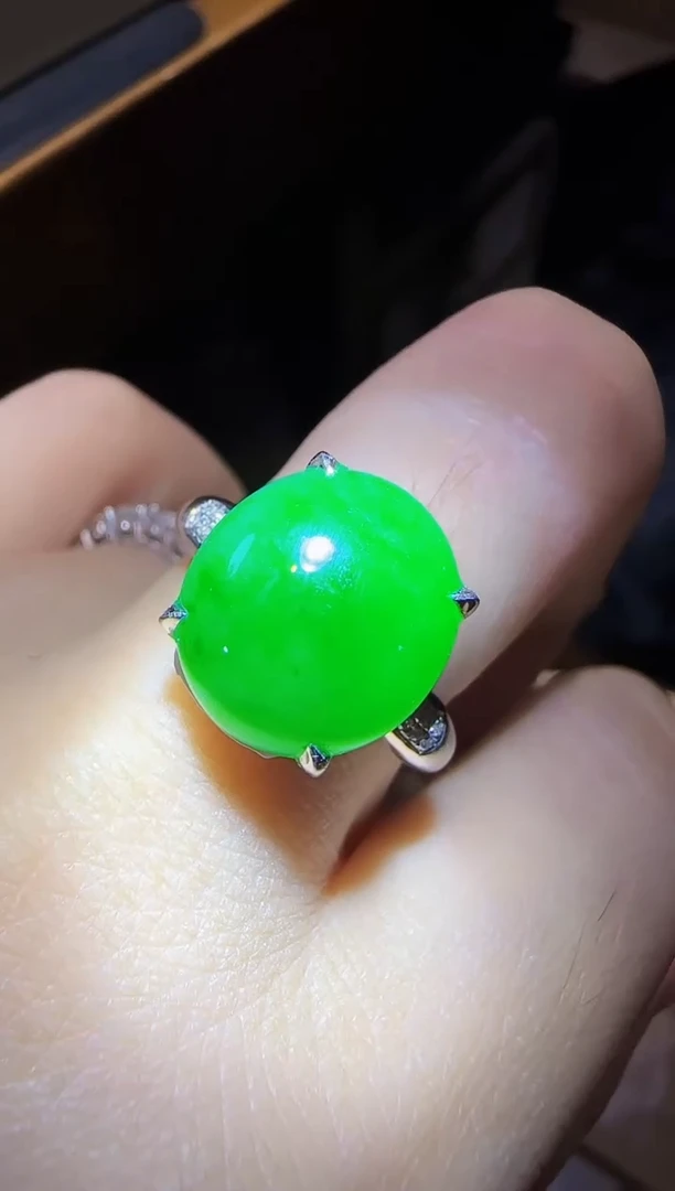 翡翠戒指18K金镶嵌蛋面