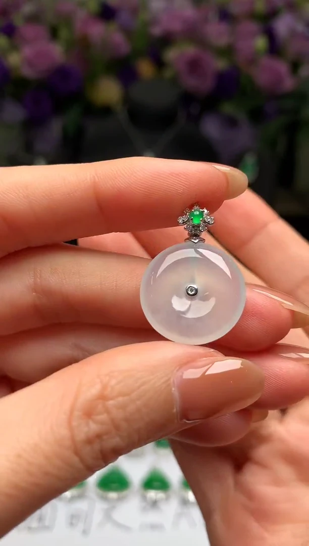 颈饰18K金镶嵌翡翠平安扣