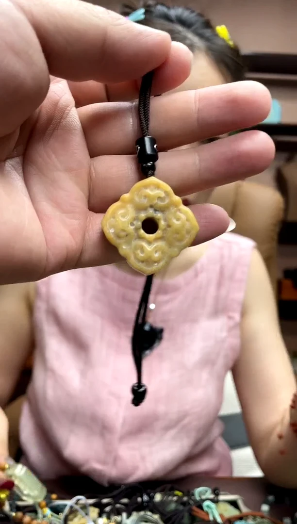 岫玉未镶嵌吊坠·