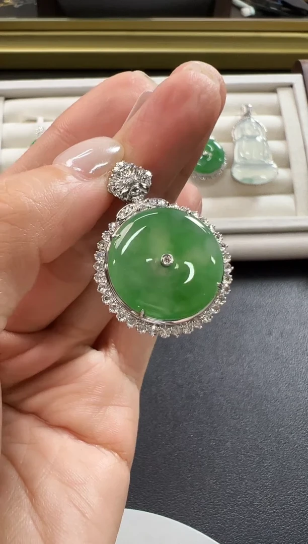 颈饰18K金镶嵌翡翠KXHM1212-111