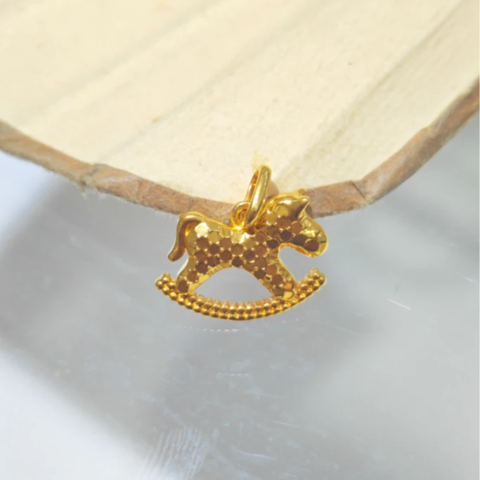 【媛媛】18K金百搭碎冰冰摇摇马卡约15*16mm