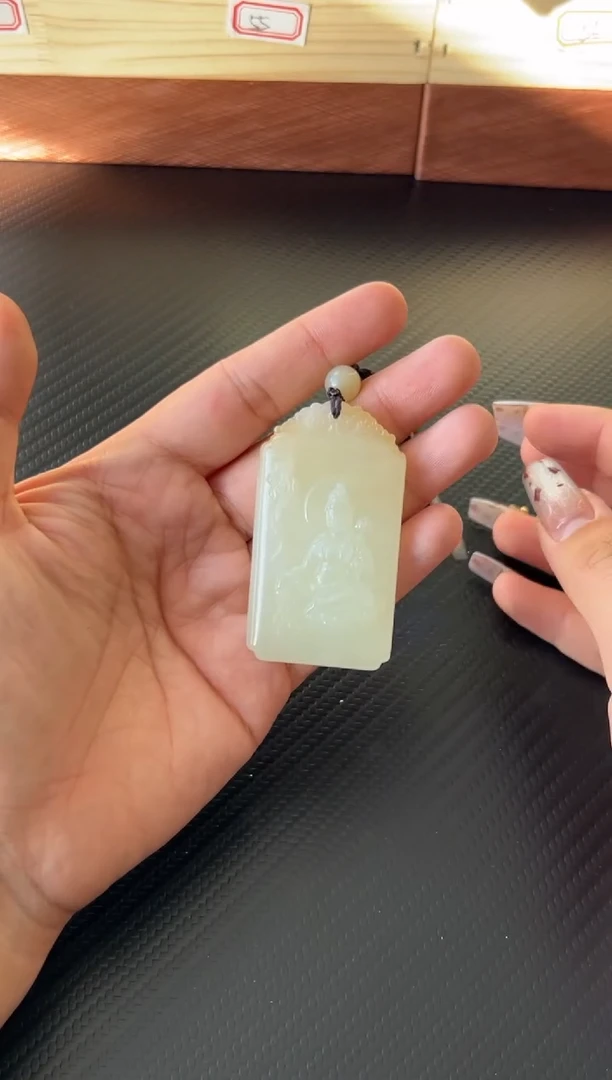 吊坠(赠链)未镶嵌和田玉且末微色差金山吊坠