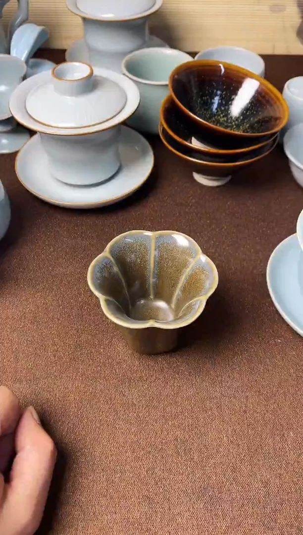 特价清仓-茶叶沫釉花口主人杯