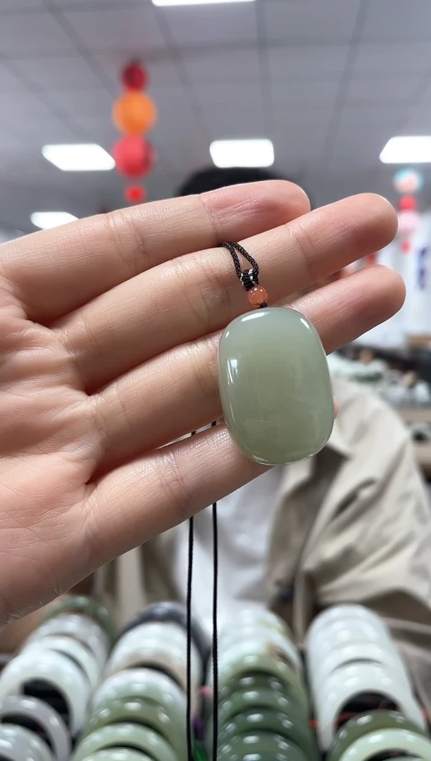 和田玉未镶嵌颈饰无事牌挂件一件