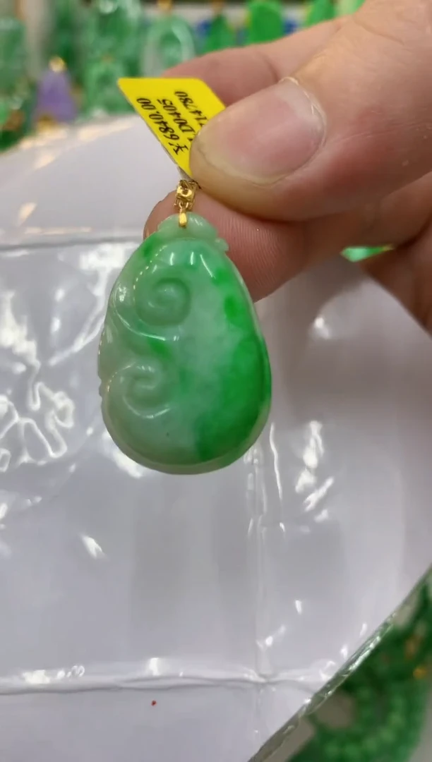 翡翠18K金镶嵌颈饰挂件