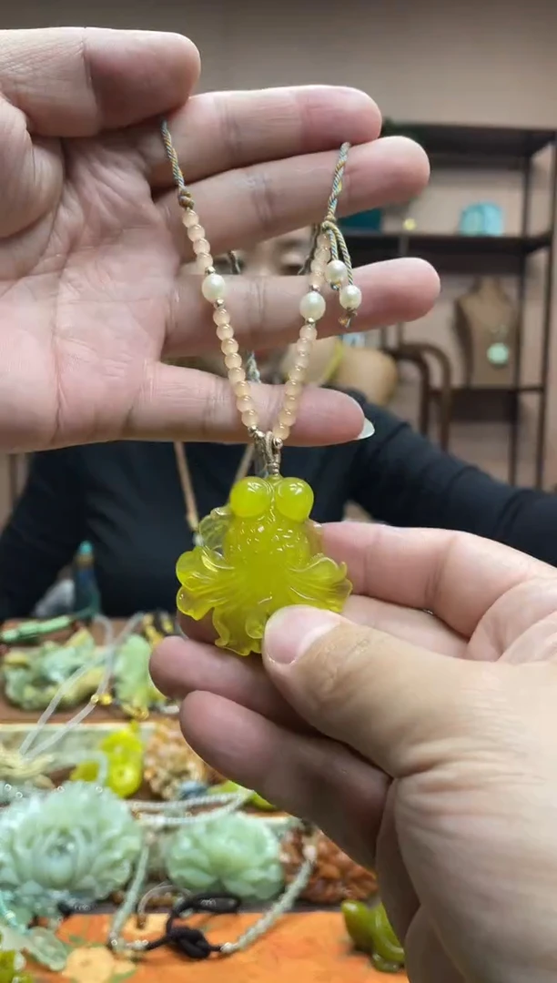 未镶嵌岫玉颈饰·