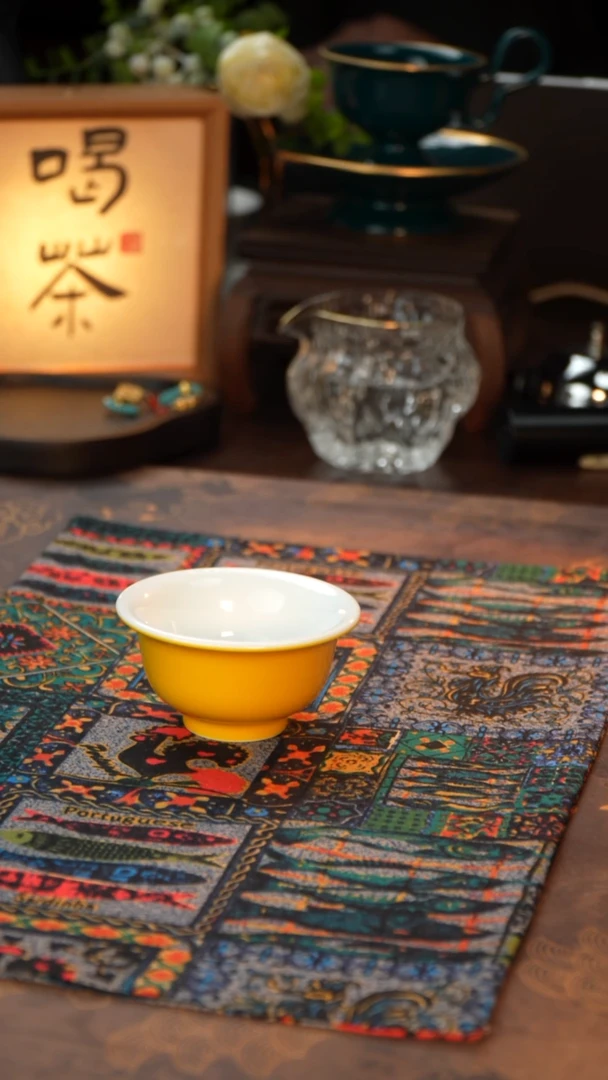 江壶见陶瓷鸡油黄压手杯