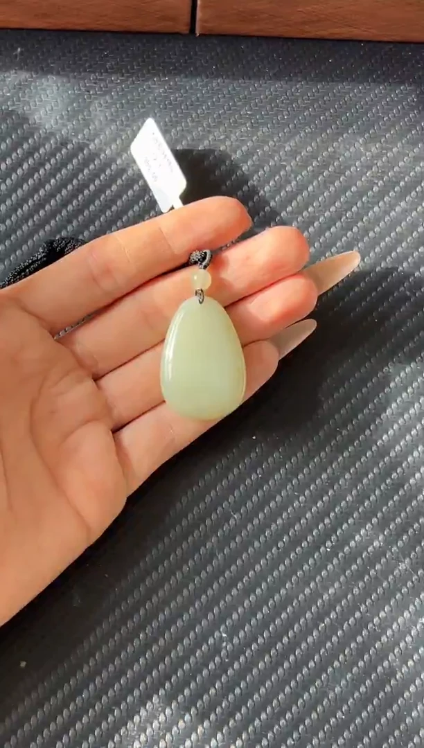 吊坠(赠链)未镶嵌和田玉且末近矿微色差吊坠