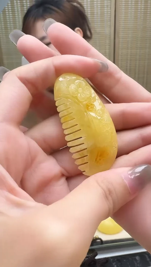 未镶嵌琥珀裸石如图