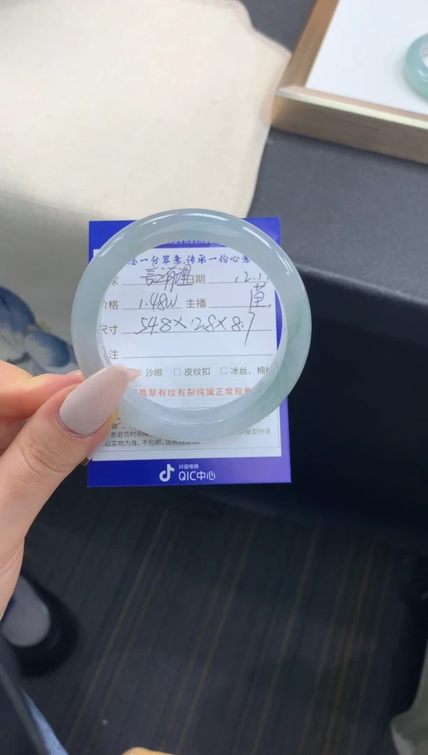 未镶嵌手镯翡翠言**理退货需手镯吊牌标签完好
