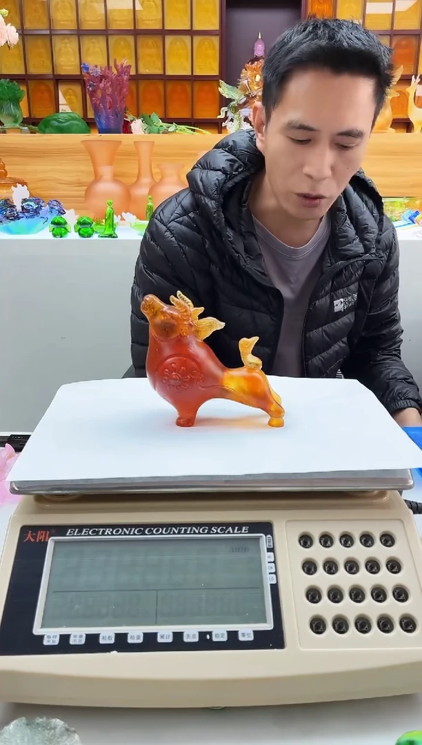 手工艺品琉璃琥珀色牛牛冲天摆件13*11公分