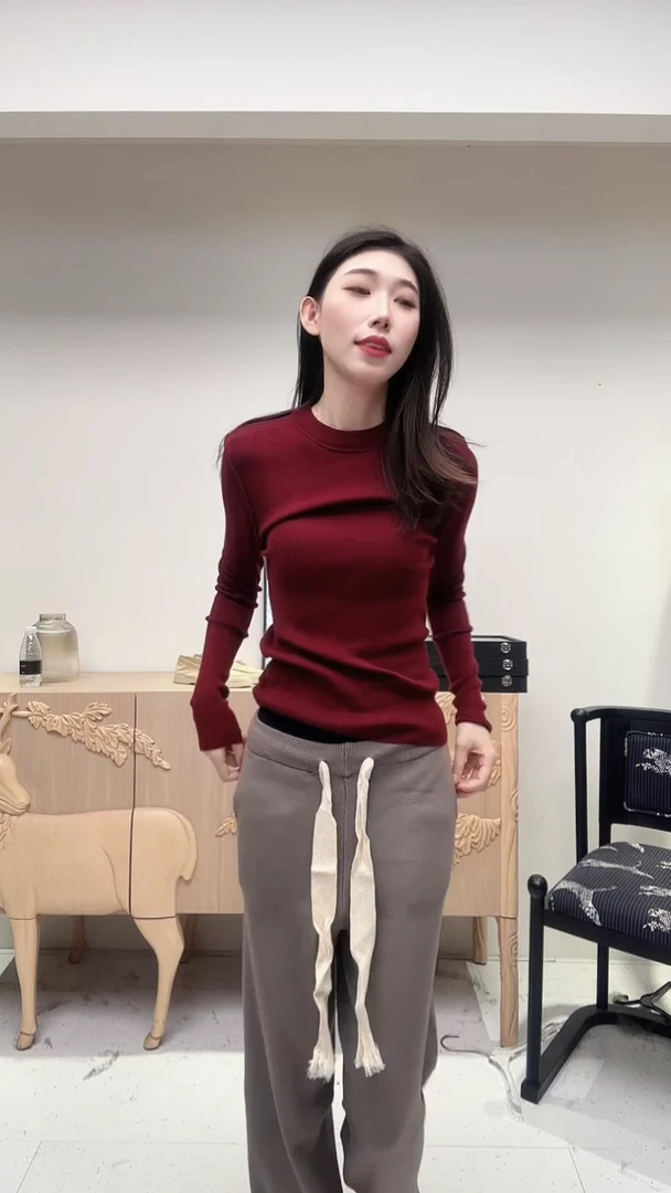 酒红色圆领修身羊毛上衣