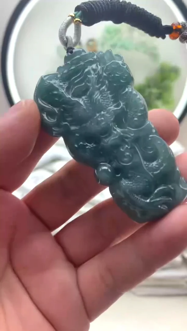 颈饰未镶嵌翡翠龙牌