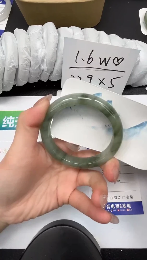 【闪购商品】石英质玉手镯未镶嵌210-58.3