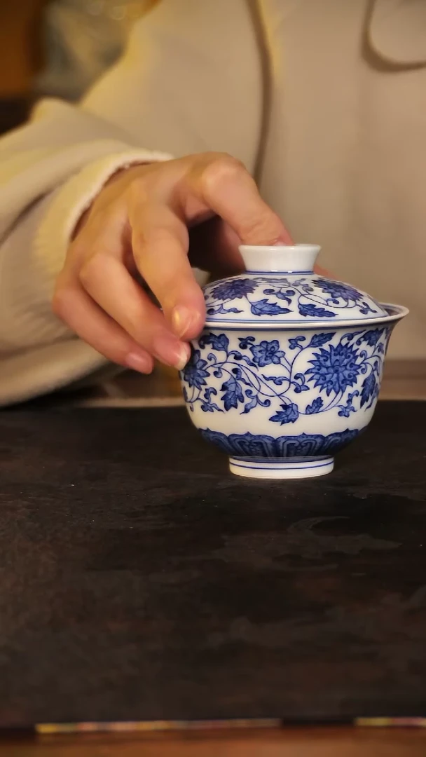 霞艺青花缠枝莲盖碗
