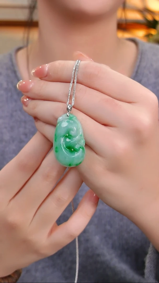 颈饰18K金镶嵌翡翠国风