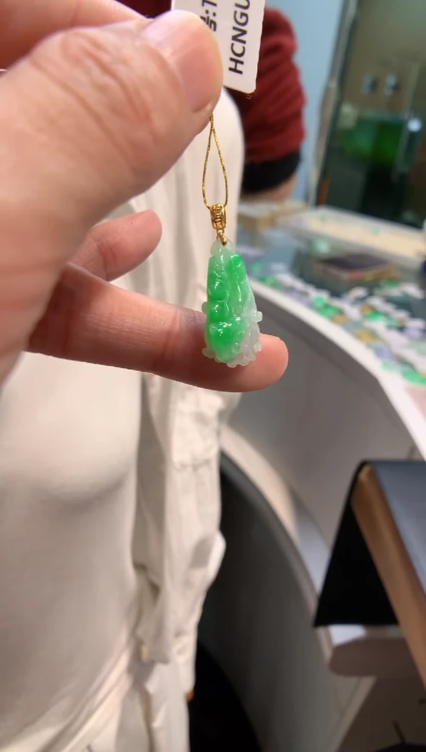 颈饰18K金镶嵌翡翠白菜