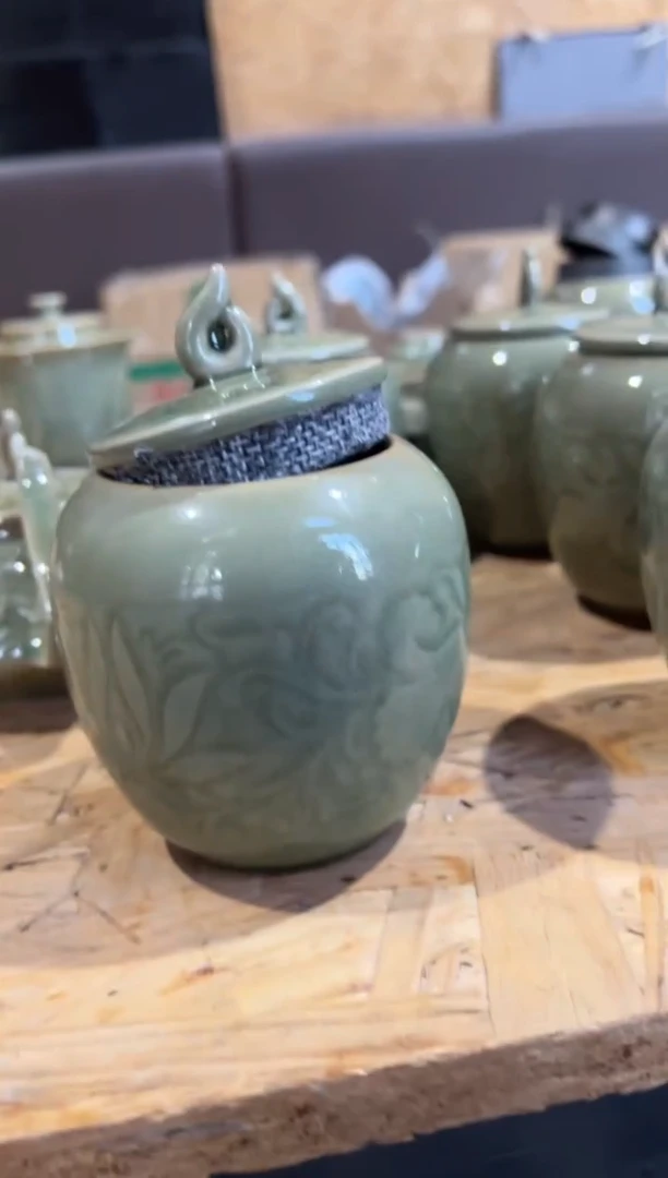 微瑕】耀州窑莲纹茶叶罐一个