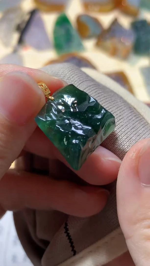 颈饰18K金镶嵌翡翠吊坠