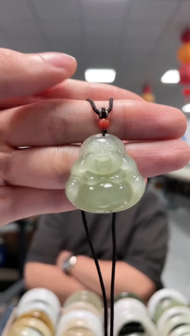 颈饰未镶嵌和田玉翠色佛公挂件一件30mm