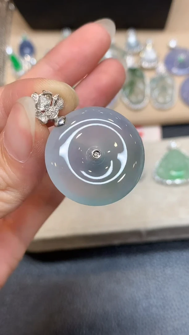 颈饰18K金镶嵌翡翠平安扣【无服务费