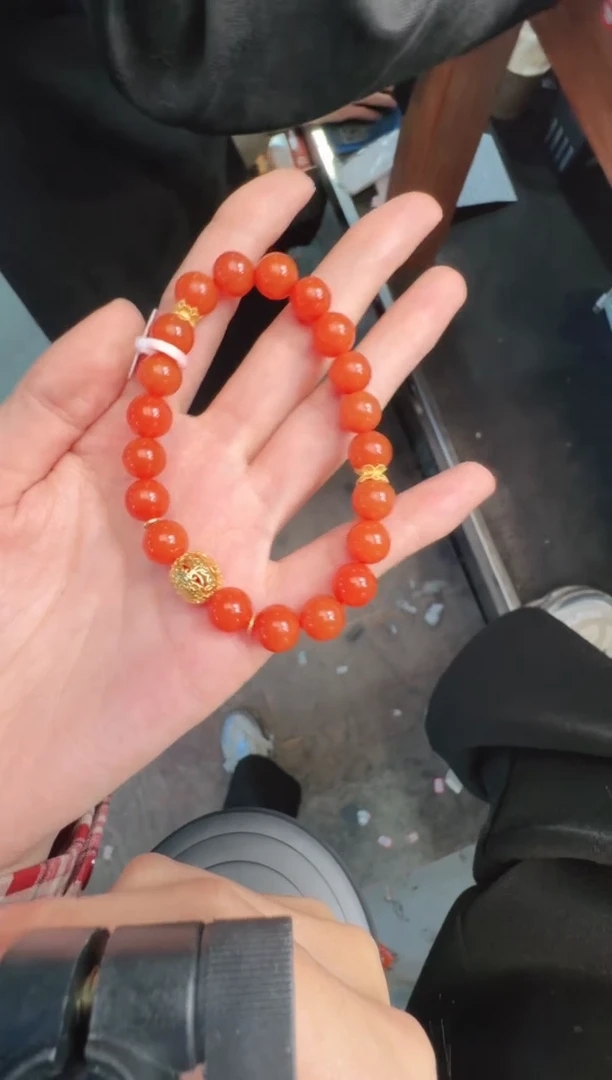 18K金镶嵌定制南红玛瑙手串有轻微色差属于正常现象，多样性发货1