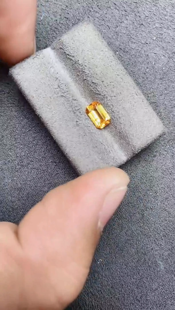 未镶嵌裸石石榴石（芬达石）1.1ct