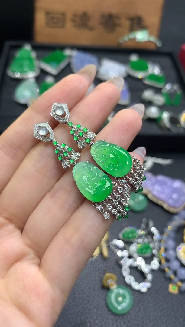 18K金镶嵌翡翠耳饰52买断