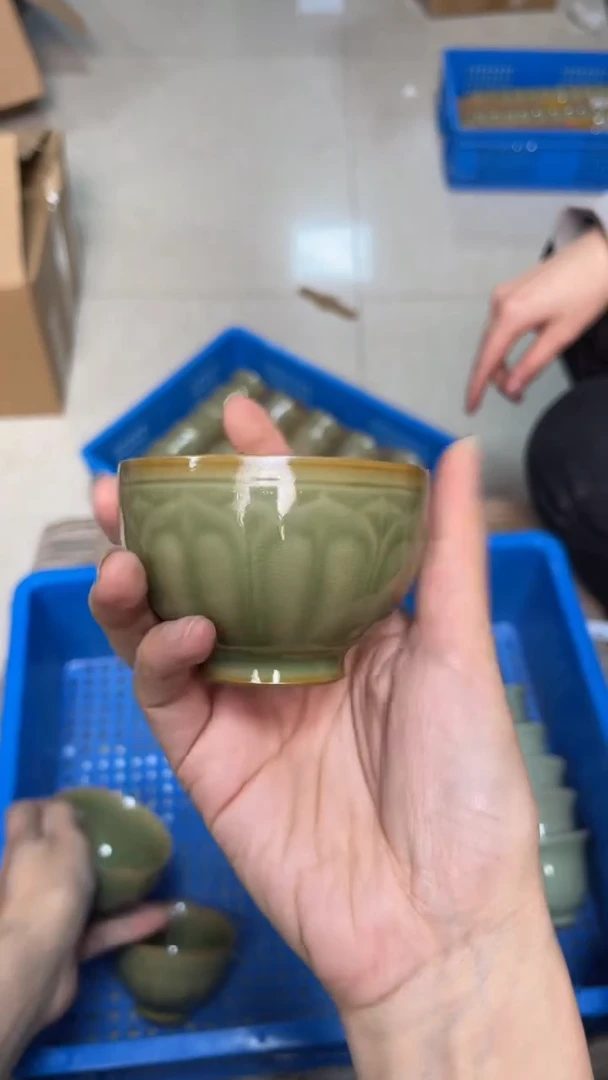 陶瓷橄榄绿莲瓣禅定杯 单只