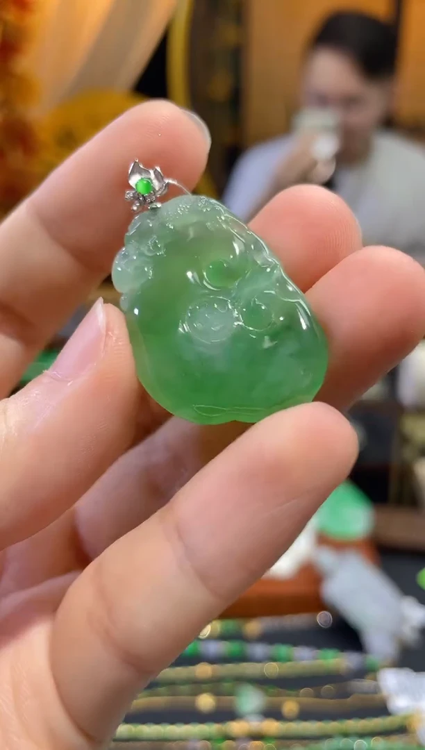 颈饰18K金镶嵌翡翠如意