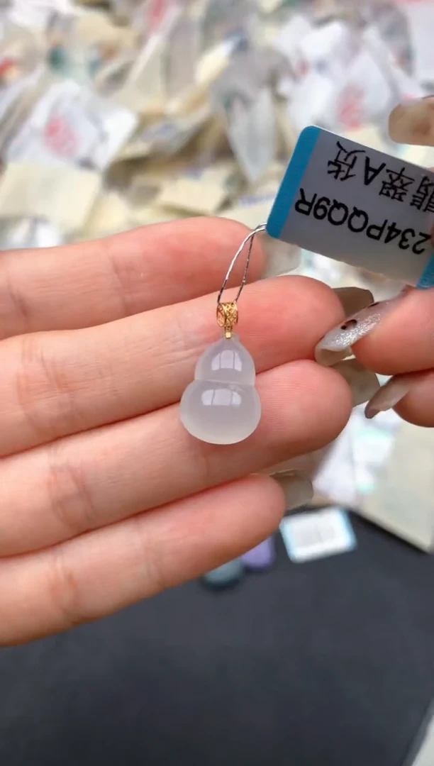 18K金镶嵌挂件翡翠一