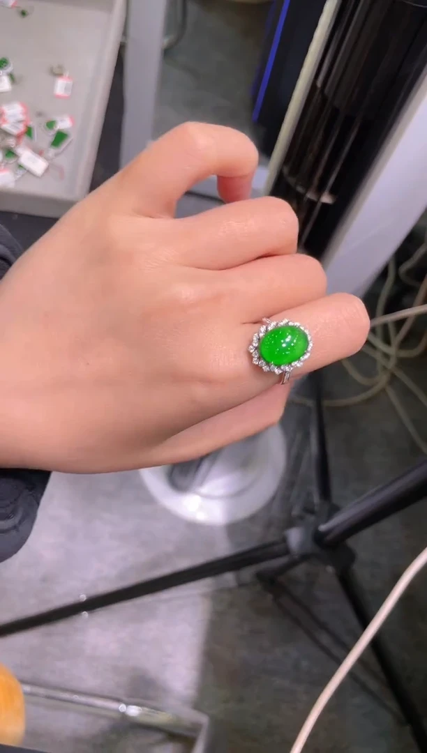 【闪购商品】翡翠吊坠(不含链)18K金镶嵌A73