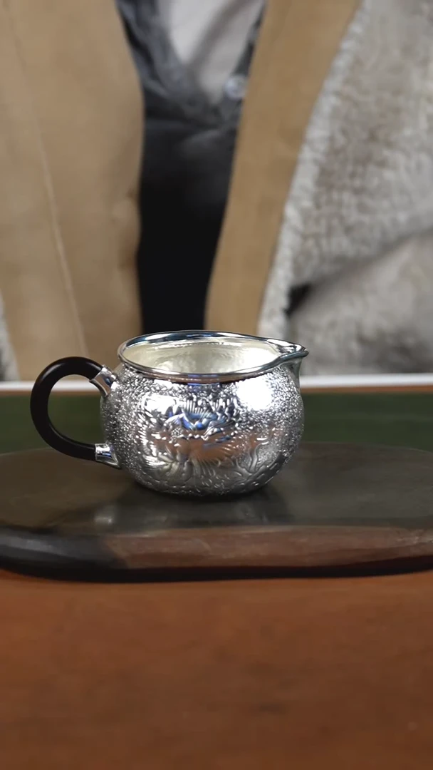手工锤纹牡丹公道杯