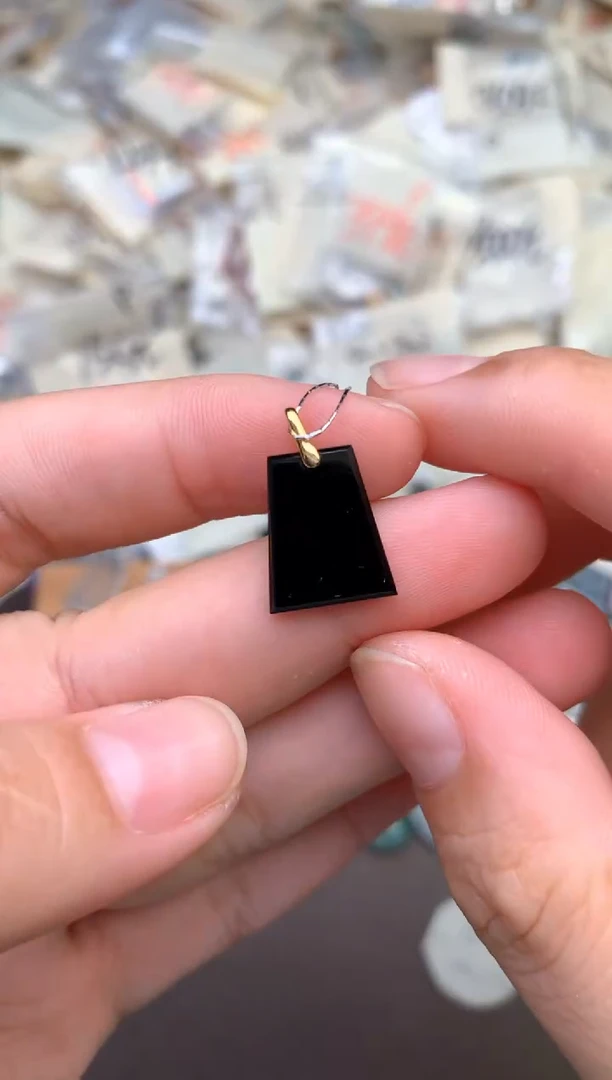 18K金镶嵌挂件翡翠 —