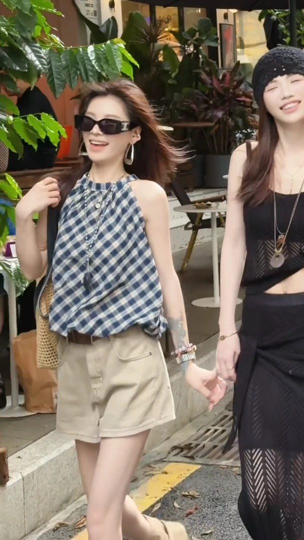 韩系蓝白格子蓬蓬挂脖圆领无袖上衣女夏季设计显瘦背心宽松短裤