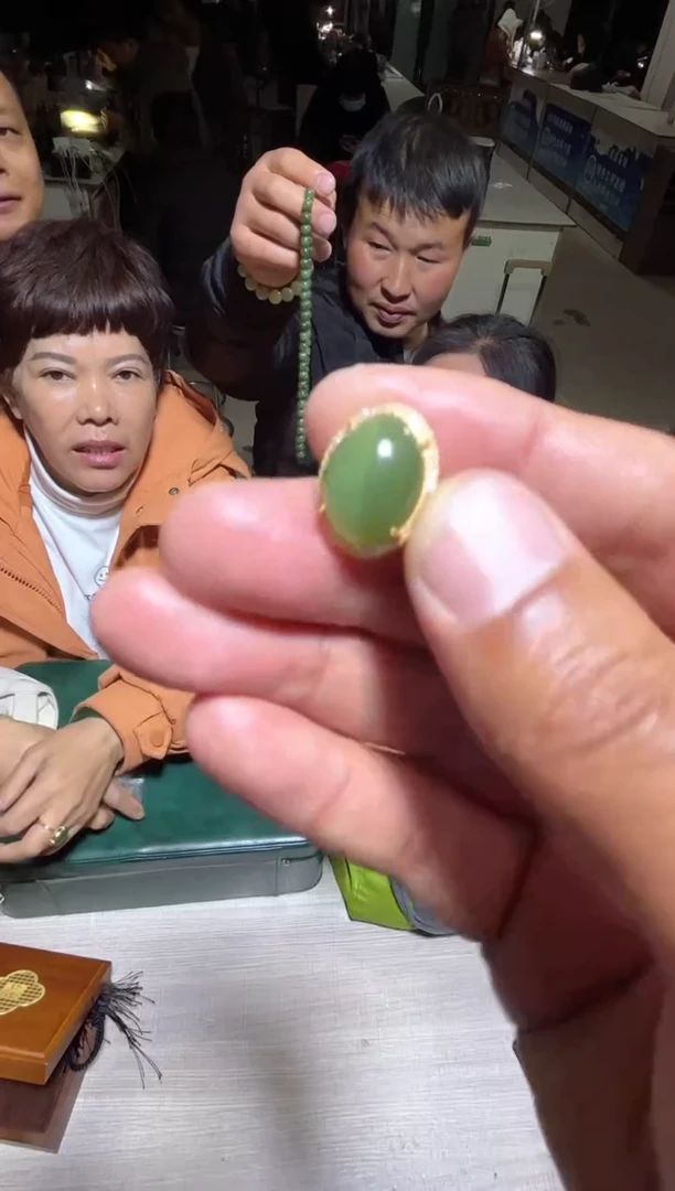 未镶嵌和田玉（糖玉）挂件和田玉