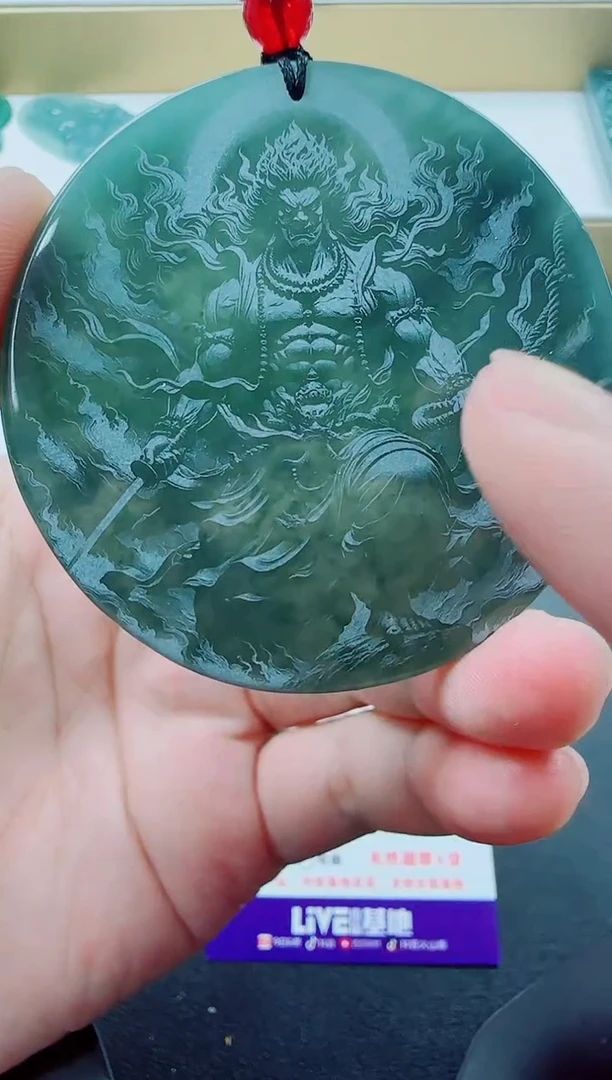 翡翠未镶嵌颈饰影雕不动多样性发其一