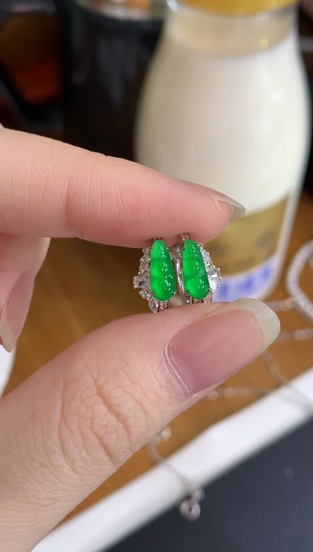 18K金镶嵌翡翠耳饰绿豆子耳包