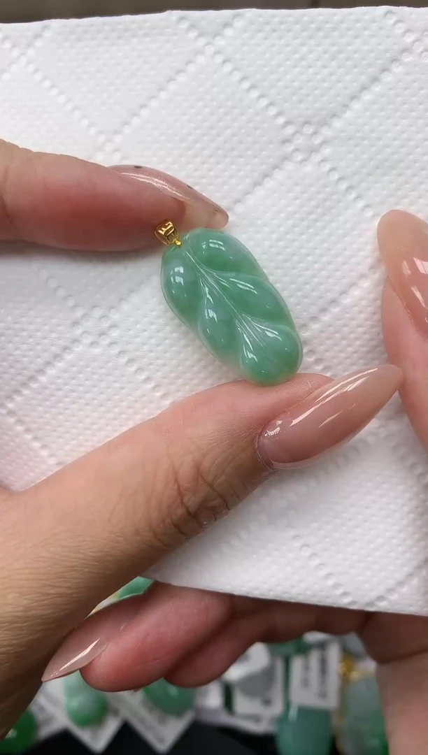 颈饰18K金镶嵌翡翠1111111111