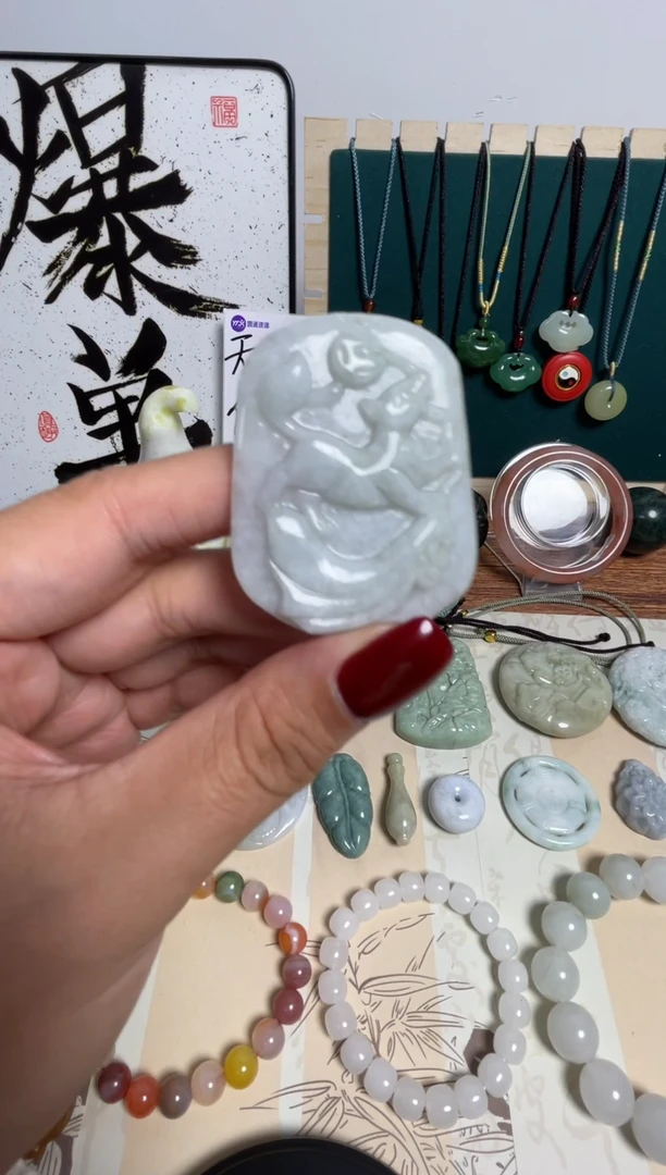 吊坠(赠链)未镶嵌翡翠生肖狗吊坠