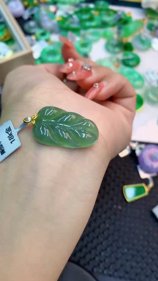 颈饰18K金镶嵌翡翠1