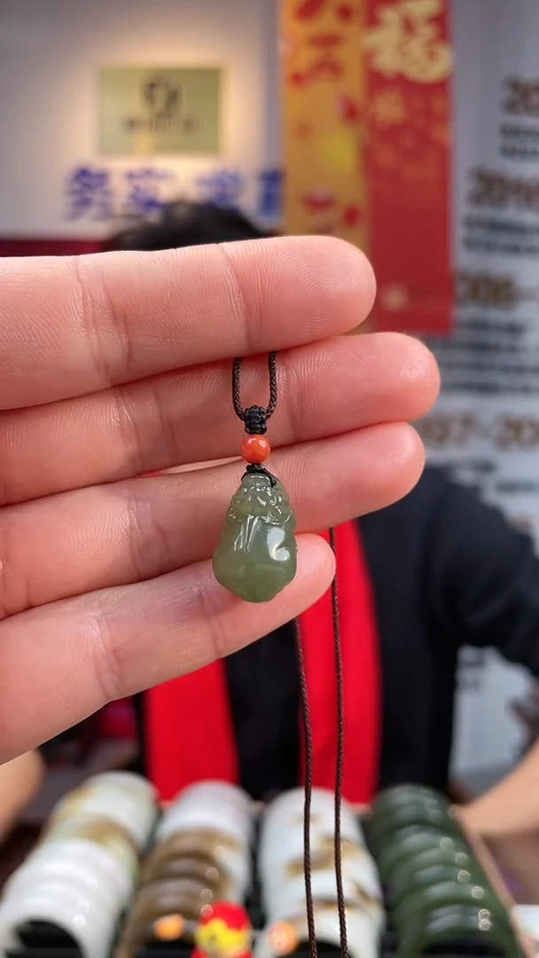 【闪购商品】和田玉颈饰未镶嵌沙枣青貔貅吊坠多样性发一件