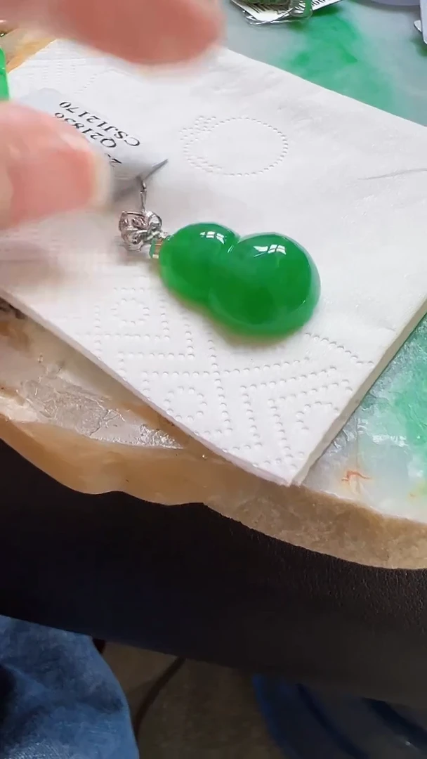 颈饰18K金镶嵌翡翠葫芦