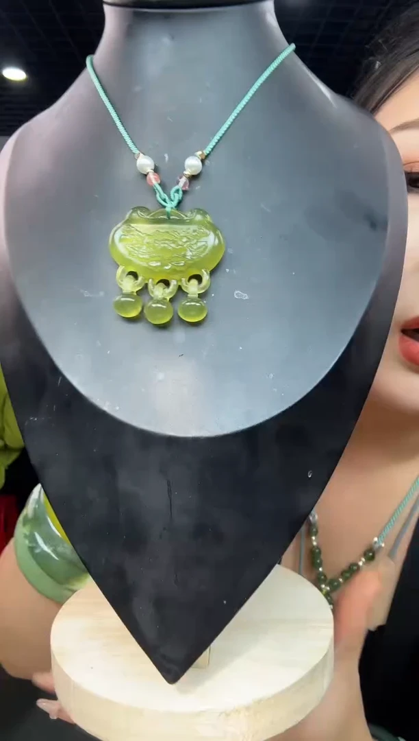 【闪购商品】岫玉颈饰未镶嵌朝鲜黄牡丹花锁【绿色绳子款式】