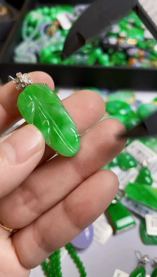 【闪购商品】翡翠颈饰18K金镶嵌吊坠