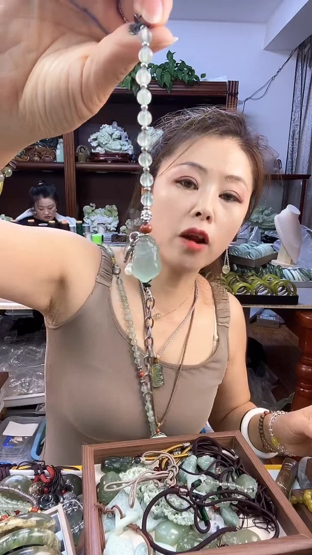 蛇纹石玉未镶嵌貔裘手链多样性发货其中之一