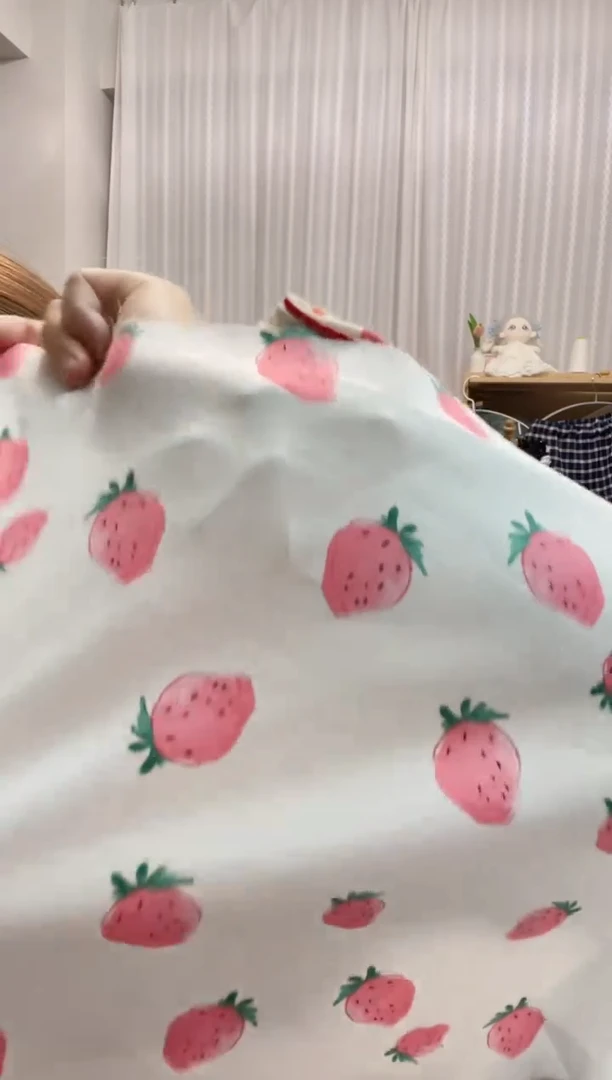 棉1米白底草莓纯棉贡缎布料